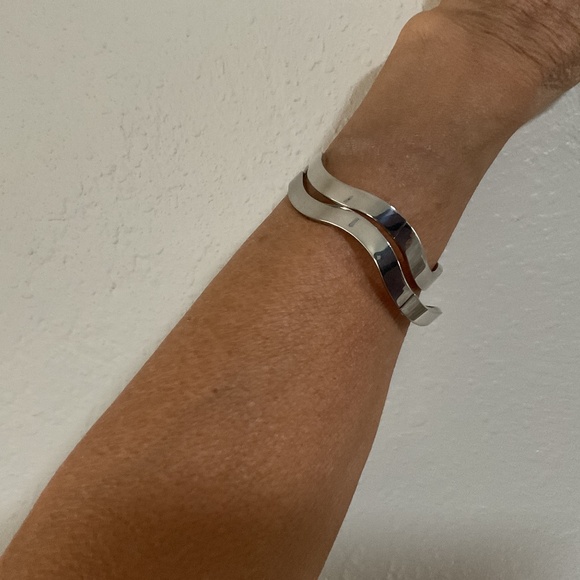 Wave hinged bangle bracelets (2) - Picture 1 of 3